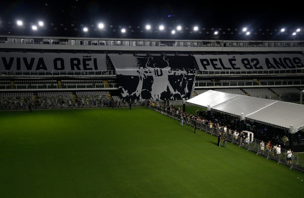 Los dolientes rinden homenaje a la leyenda del fútbol brasileño Pelé, durante su velorio en el estadio Urbano Caldeira, también conocido como Vila Belmiro, en Santos, estado de San Pablo. Foto: AFP.