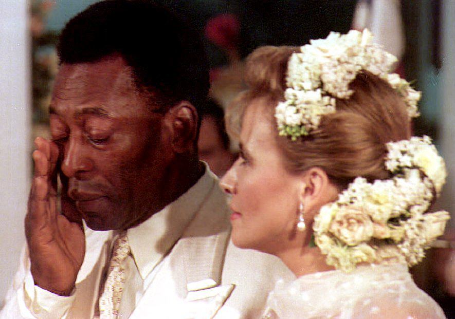 Pelé se casó por segunda vez con la sicóloga y cantante Assiria Lemos Seixas.