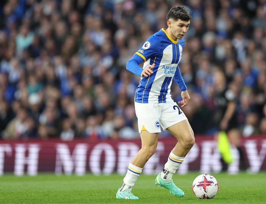 Julio Enciso, jugador paraguayo del Brighton. se lució con gesto a un hincha. FOTO:@OFFICIALBHAFC