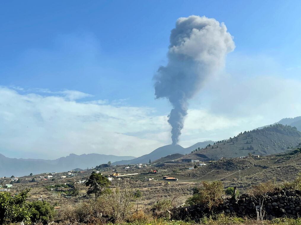 A media mañana del lunes no se veía ningún flujo viscoso de lava saliendo del volcán ni tampoco cenizas. Foto: AFP.