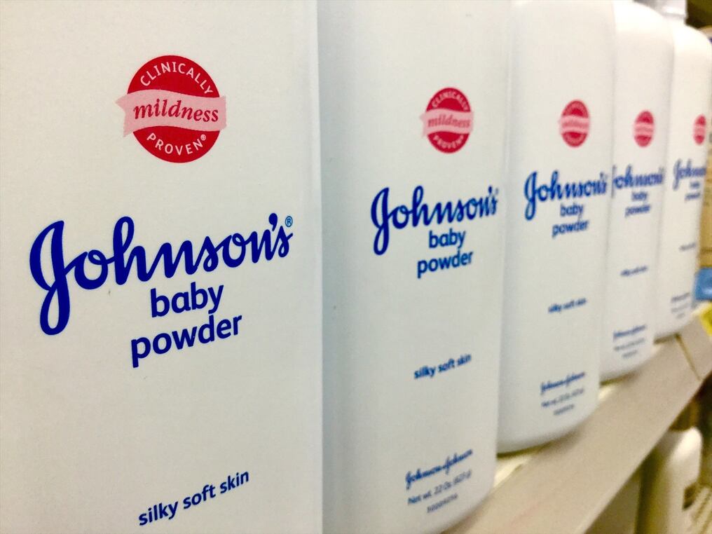 J&J mantuvo su posición sobre la seguridad de su polvo de talco cosmético, sosteniendo que no contiene asbesto y que no causa cáncer, tal y como han venido denunciando miles de estadounidenses a la compañía. Foto: Europa Press.