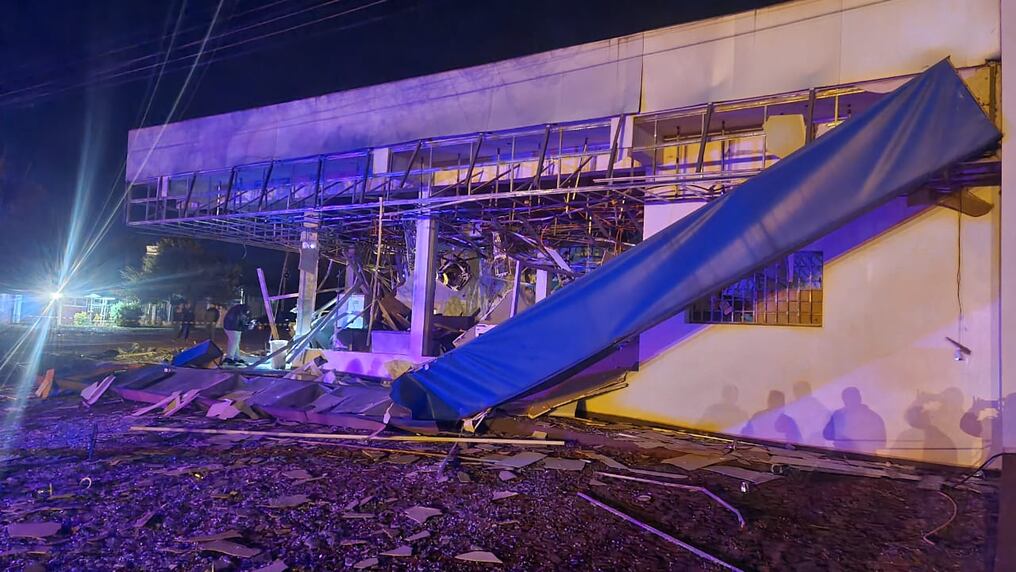 La sucursal del banco Regional en Pirapó, Itapúa, fue brutalmente destruida durante un asalto. Foto: Gentileza.