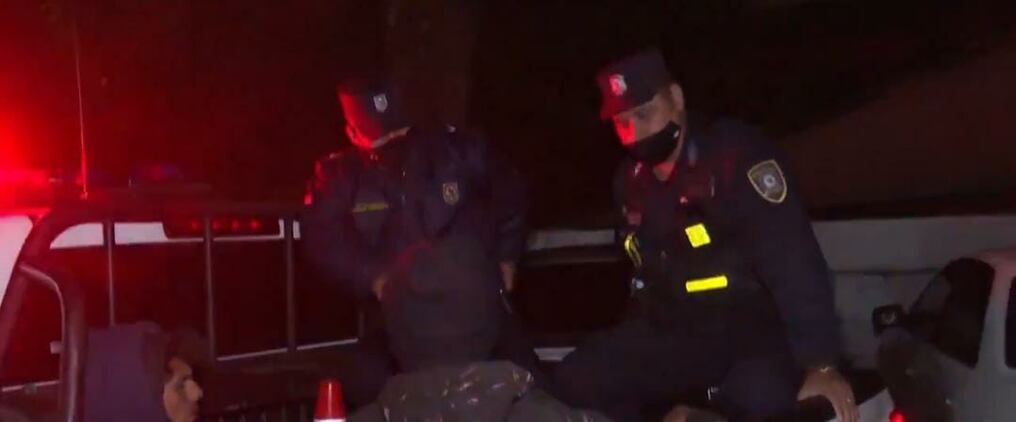 El hecho se produjo en el barrio La Rosa de la ciudad de Ñemby, donde estos dos hombres fueron capturados por vecinos. Foto: Captura pantalla.