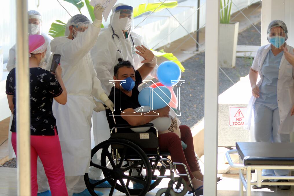 En coincidencia con el homenaje de la Orquesta del Congreso al personal de salud, emocionó la salida de un paciente del bloque de cuidados intensivos. Foto: Eduardo Velázquez.