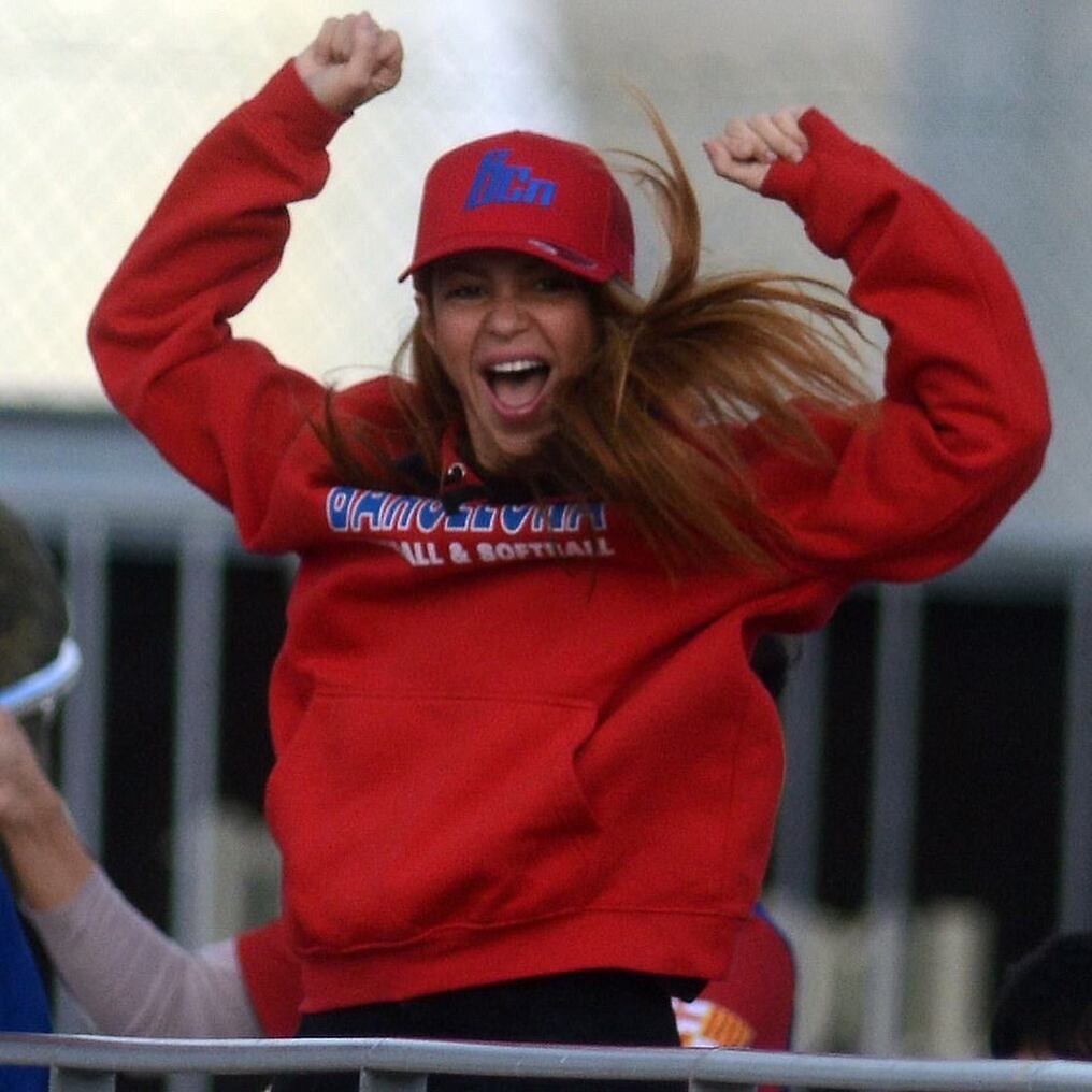 La cantante colombiana acompañó a Sasha y Milán en la cancha del Club Béisbol Barcelona, desde cuyas gradas los alentó con gran entusiasmo. Foto: Gentileza.