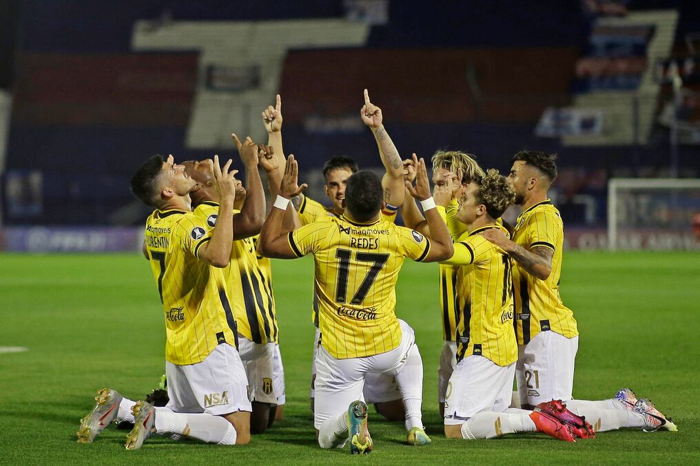 Un festejo entre todos de los jugadores de Guaraní, que se repitió tres veces en la cancha de Tigre. (foto: AFP)