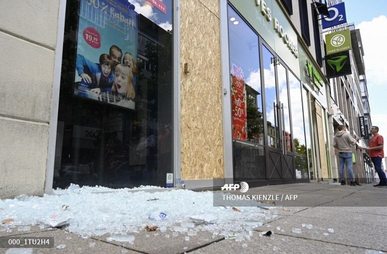 Varios comercios fueron saqueados y destruidos. Foto: AFP.