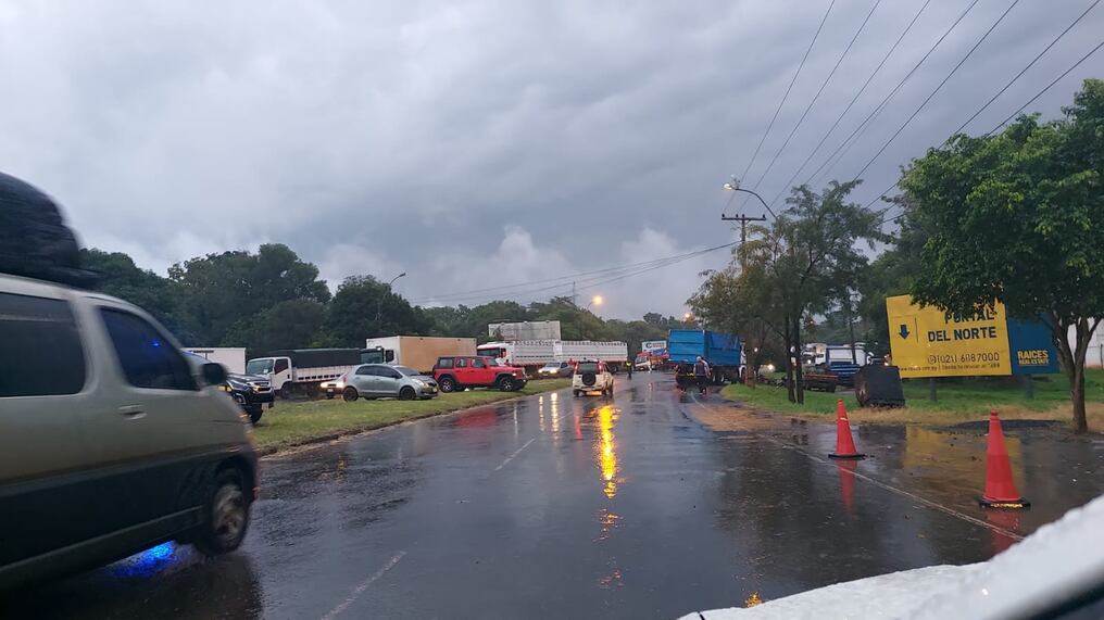 El bloqueo de rutas sigue siendo el sistema de chantaje utilizado por los camioneros con los senadores. Foto: Gentileza.