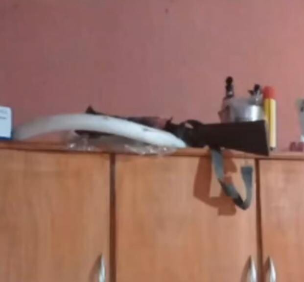 El menor estaba manipulando el arma y en un momento dado aparentemente cayó de sus manos y al tocar el suelo se habría percutido el disparo. Foto: Captura de pantalla.