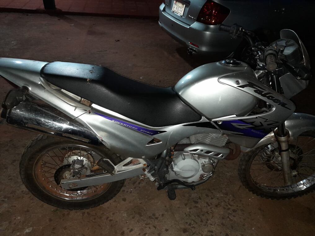 La moto usada por los atacantes sufrió desperfectos mecánicos y fue abandonada en el lugar del hecho. Foto: Gentileza.