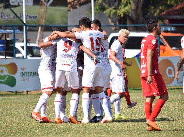 Los hombres del General festejan otra victoria que les encamina a la categoría privilegiada del fútbol paraguayo. (foto: INTERMEDIA APF)
