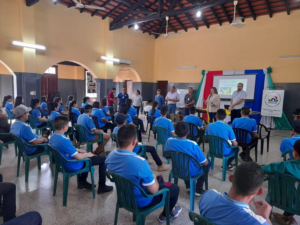 El Senave realizó una serie de capacitaciones a miembros de la Esc. Agrícola de Villarrica orientadas a la actividad como alternativa de producción. Foto: Gentileza.