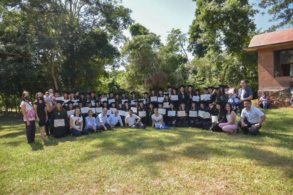 Recientemente egresaron 49 alumnas del Centro Educativo Mbaracayú. Foto: Gentileza.