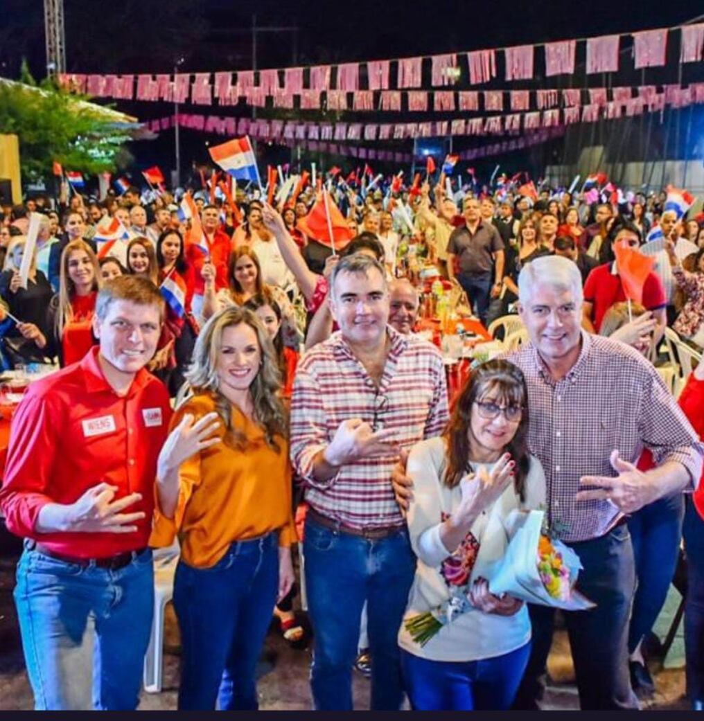Mientras que los estudiantes desarrollan clases en la intemperie, el ministro de Educación y Ciencias, Nicolás Zárate, prefiere subirse a los escenarios para alentar a la dupla presidencial conformada por Arnoldo Wiens y Juan Manuel Brunetti. Foto: Gentileza.