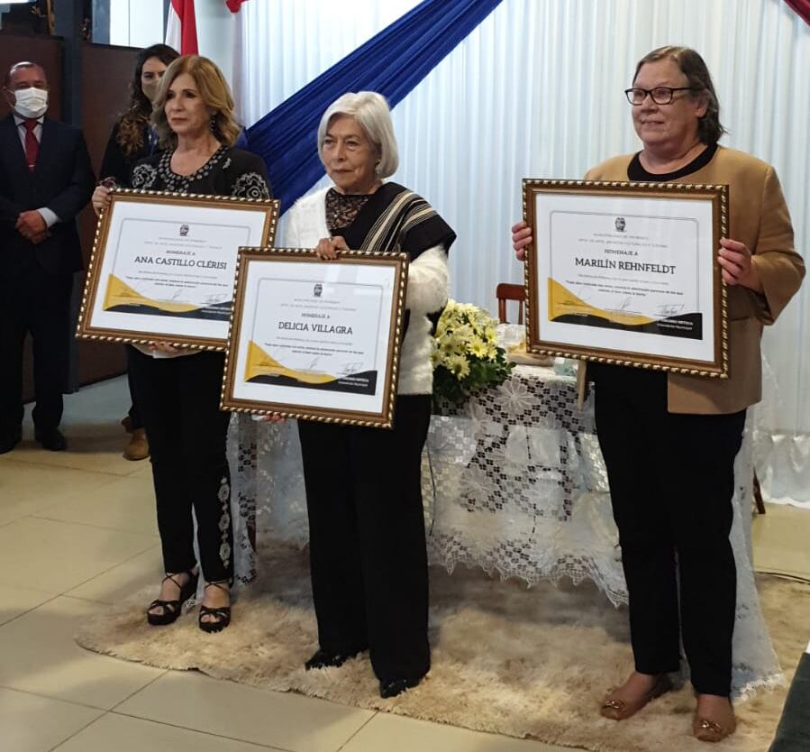 La ciudad de Piribebuy reconoció como "hijas dilectas" a Ana Castillo Clerici, Delicia Villagra y Marilin Rehnfeldt. Foto: Gentileza.