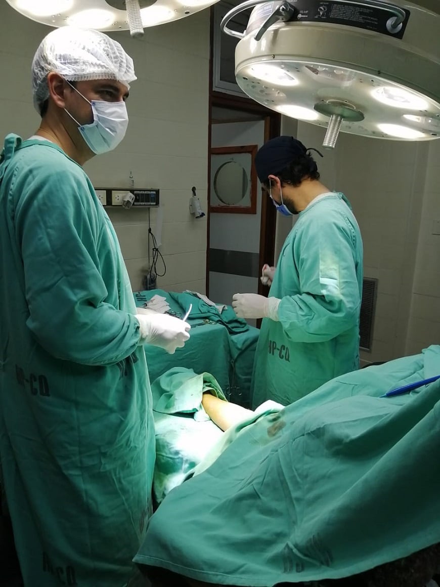 Se trata de dos cirujanos que reciben entrenamiento presencial en la confección de accesos vasculares para diálisis en el hospital Julio C. Perrando de Resistencia, Chaco argentino. Foto: Gentileza