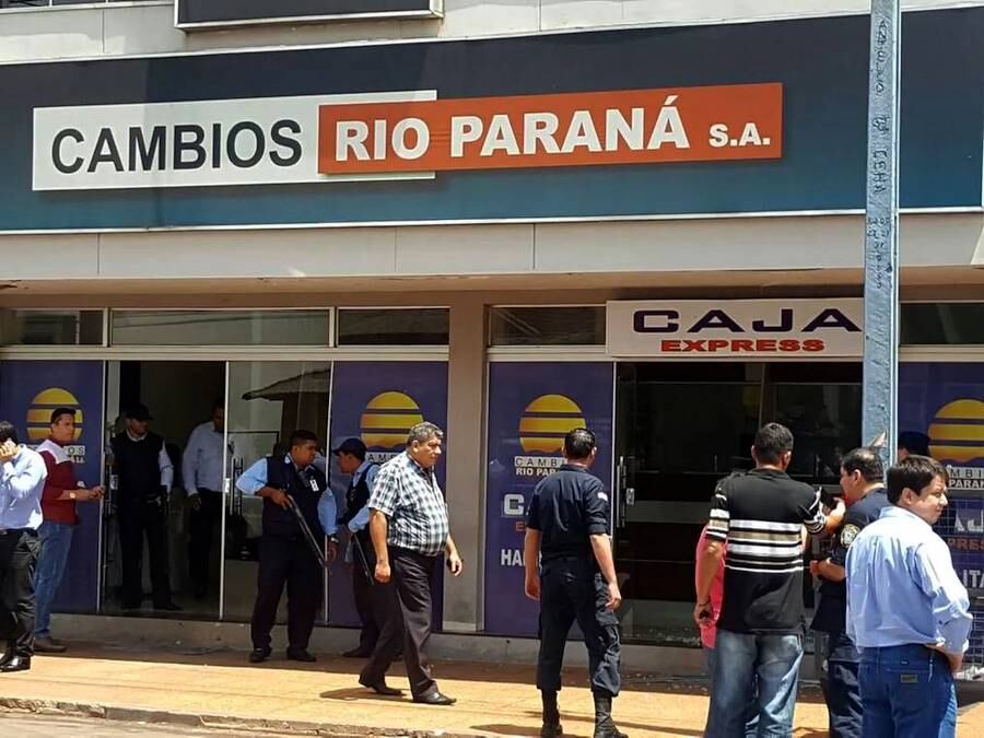 Un grupo de al menos ocho a nueve delincuentes asaltó una casa de cambios denominada Río Paraná, ubicada sobre la calle Julia Miranda Cueto, en pleno centro de Pedro Juan Caballero. Foto: Gentileza.