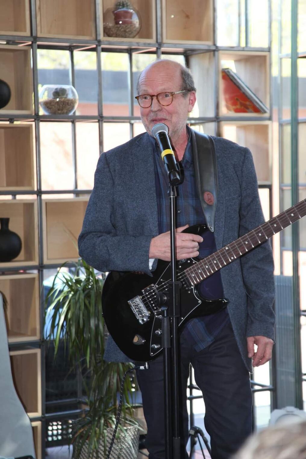 El guitarrista sueco, además de acompañar a ABBA en varios álbumes y giras durante la década de 1970 y contribuir en la banda sonora de la película Mamma Mia. Foto: Twitter.