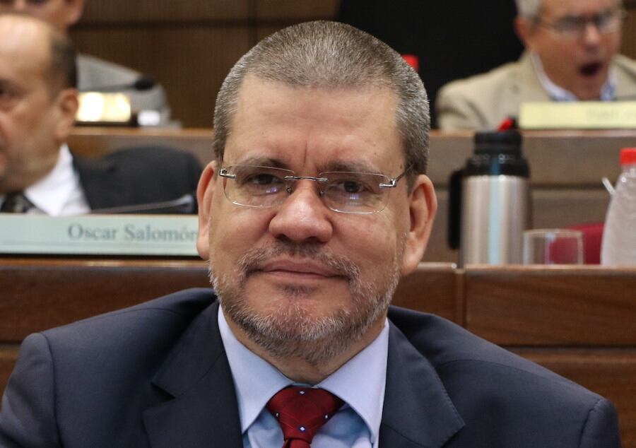 El senador Antonio Barrios, del movimiento Honor Colorado, dijo ayer que recibió el argumento de diversas organizaciones religiosas con relación a la pertinencia de reabrir los templos. Foto: Christian Meza.