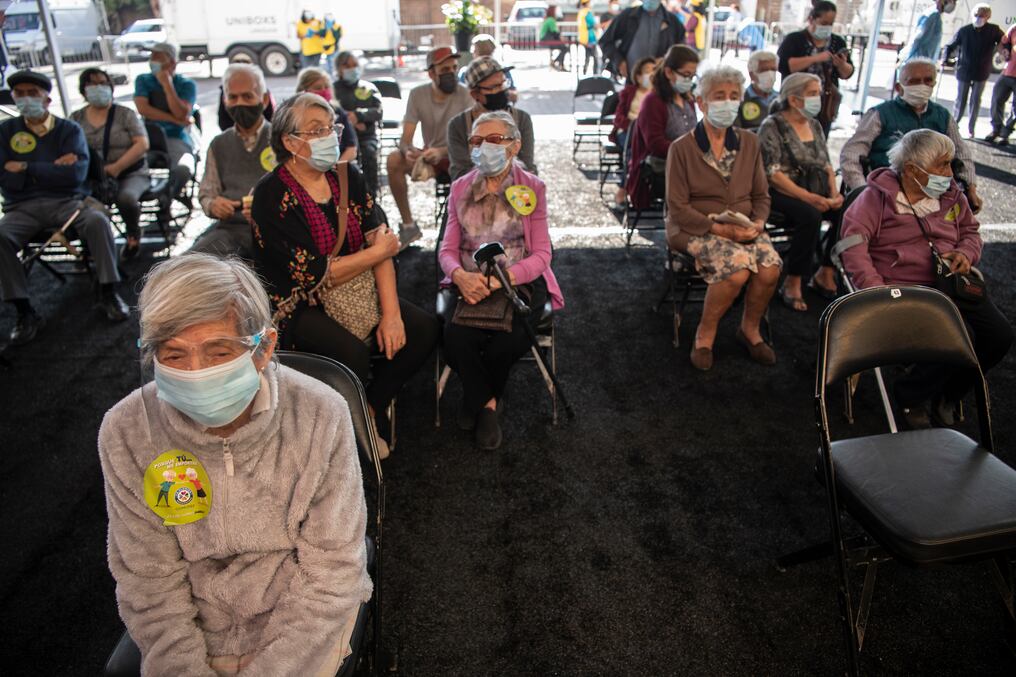 Miles de adultos mayores a lo largo de Chile madrugaron este miércoles para esperar su vacuna contra el COVID-19. Foto: AFP.