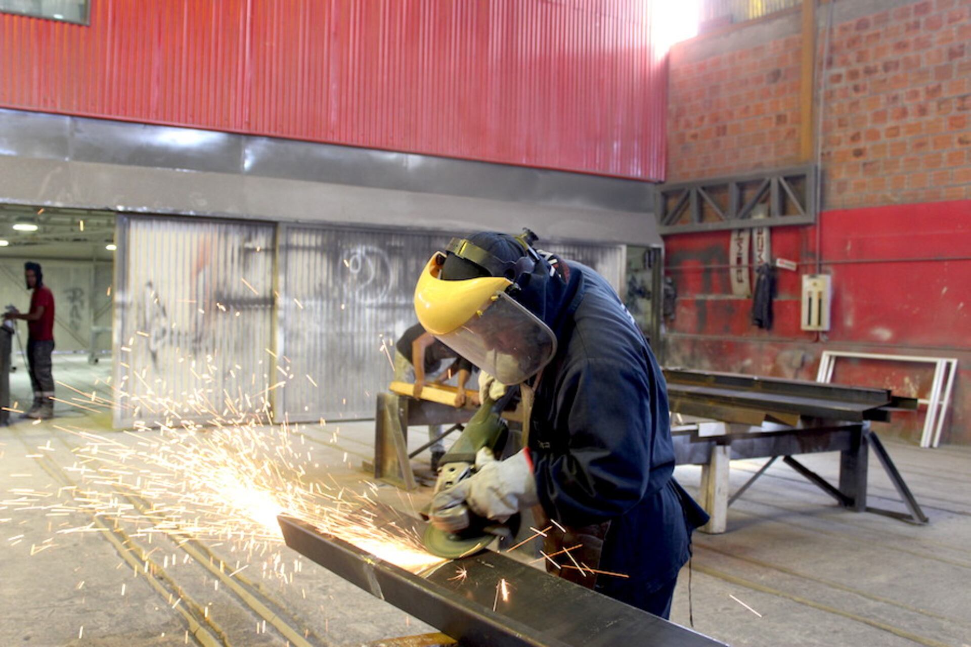 Mediante la capacidad de transformarse y adaptarse a las nuevas circunstancias, con cuadrillas de trabajo, turnos rotativos y ampliaciones de horarios para no aglomerarse, varios sectores pudieron seguir trabajando. Foto: Archivo.