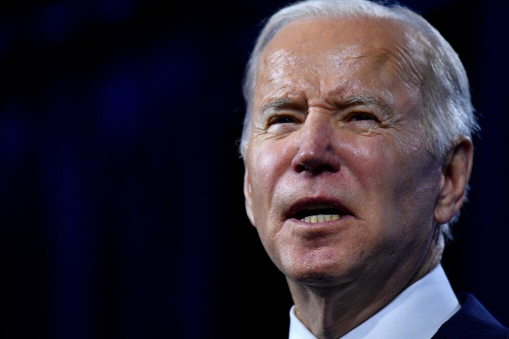 El presidente estadounidense, Joe Biden, fustigó a su par ruso Vladimir Putin por la guerra en Ucrania, al calificarlo como “un carnicero” que “no puede permanecer en el poder”.   Foto: AFP.