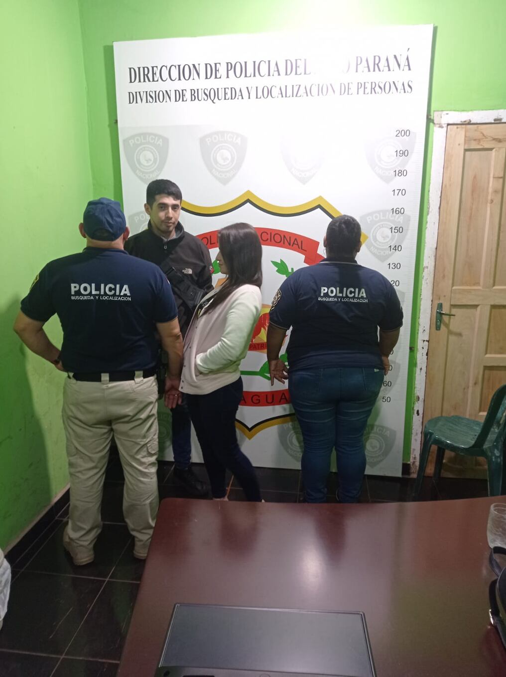 Mujer que había desaparecido de Asunción y que pesa sobre ella una supuesta denuncia de robo a la farmacia donde trabajaba, apareció en Ciudad del Este. Familiares señalaron que no existe ninguna denuncia sobre ella, salvo para su búsqueda. Foto: Gentileza.