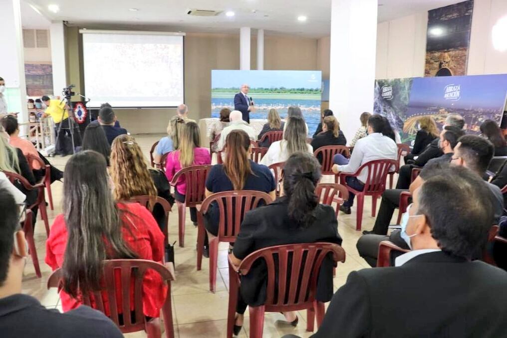 En el marco de la semana de trabajo en Paraguay del consultor internacional de turismo de reuniones, Arnaldo Nardone, se llevó a cabo un encuentro con todos los funcionarios de la Senatur para capacitar sobre la importante de este segmento. Foto: Gentileza.