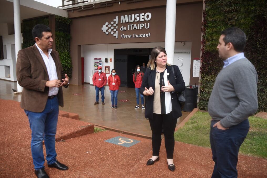 Martha Leiva de la superintendencia de Gestión Ambiental de la Itaipú Binacional se reunió con el viceministro de Mipymes del MIC, Isaac Godoy, para acordar los trabajos. Foto: Gentileza. 