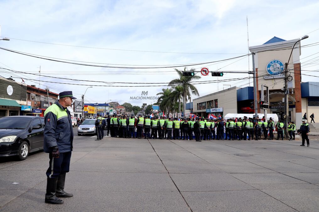 El comisario Carlos Benítez dijo que el objetivo es garantizar la circulación vehicular en la zona de la Justicia Electoral. Foto: Jorge Jara