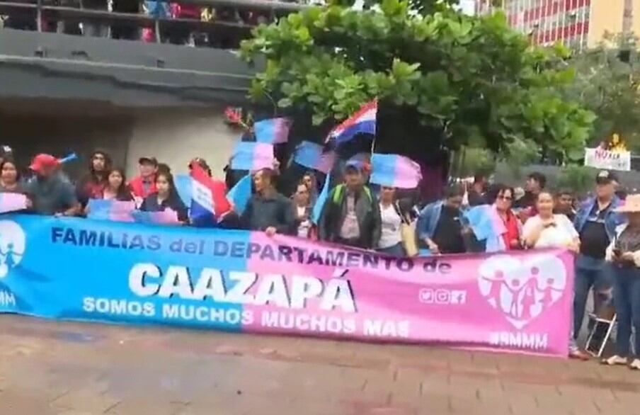 Los padres se concentraron en la Plaza de la Democracia y posteriormente marcharon hasta la sede del Ministerio de Educación y Ciencias (MEC). Foto: Gentileza.