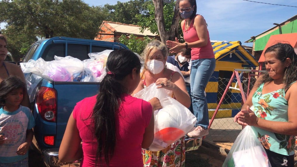 Entrega de los juguetes en el Bañado Norte. Foto: Gentileza.