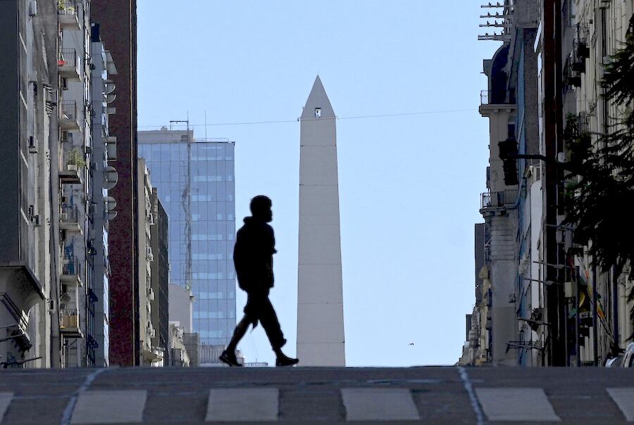 El país registra ahora casi 70.000 casos y supera los 1.400 muertes, por lo que las autoridades acaban de endurecer la cuarentena en el área metropolitana de Buenos Aires, donde se concentra más de 90% de los nuevos contagios. Foto: Archivo