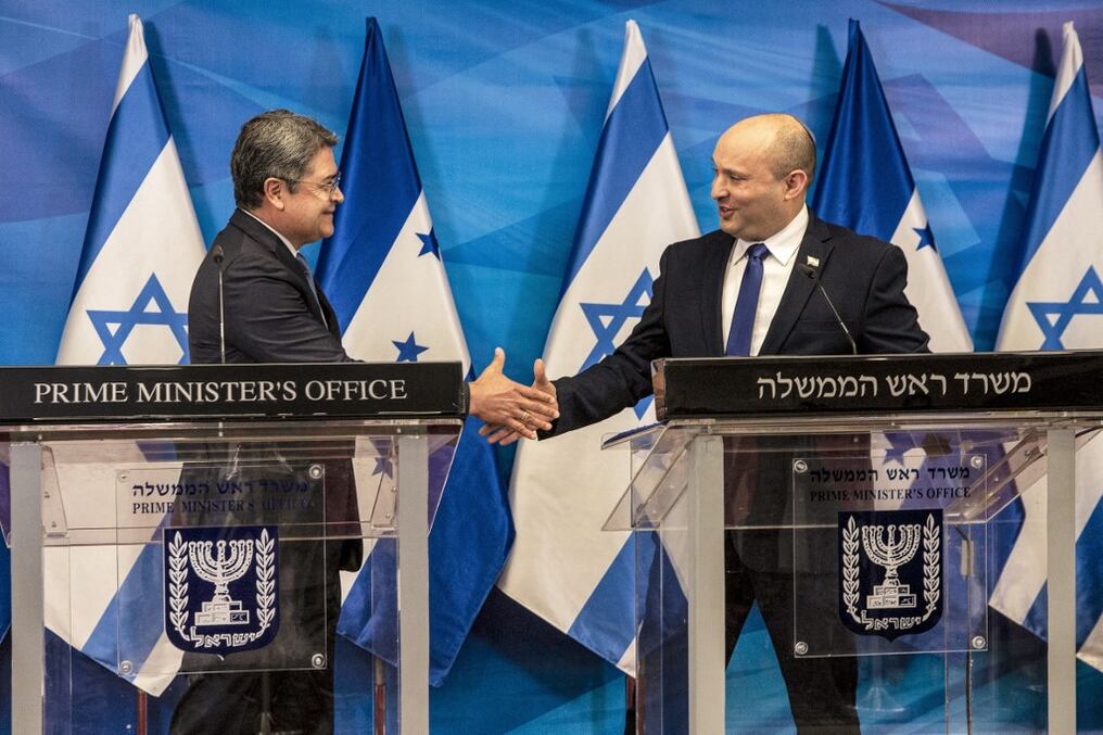 El presidente de Honduras saluda al primer ministro de Israel, Naftalí Bennet, durante una reunión en Jerusalén. Foto: AFP.