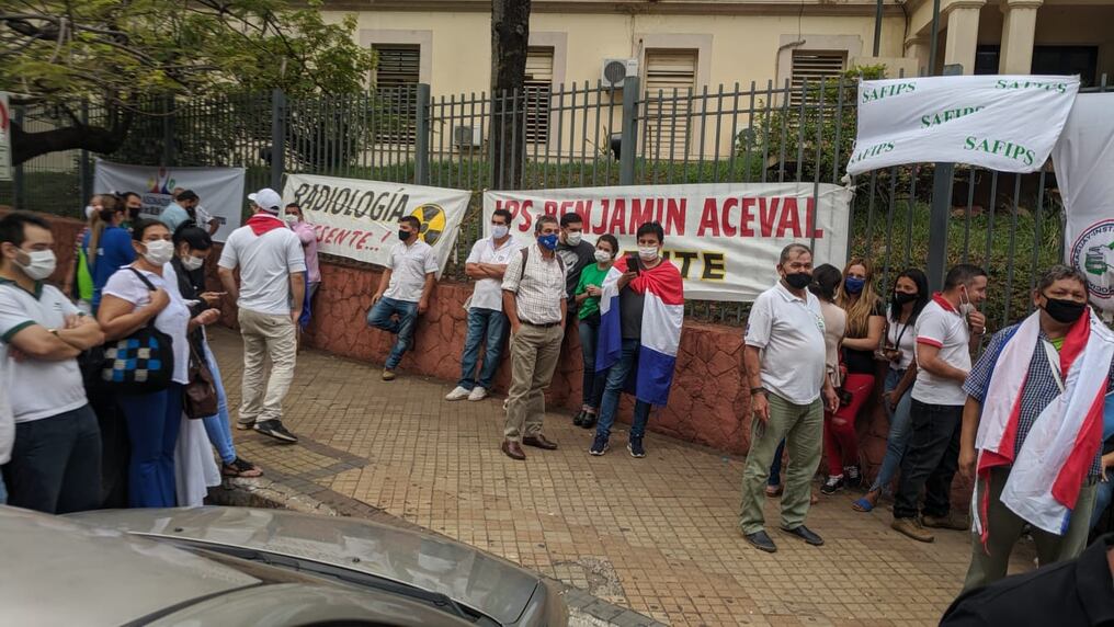 Tras dos días de manifestaciones en las que profesionales del Instituto de Previsión Social (IPS) exigieron al Ministerio de Salud que firme la resolución para el pago de gratificación. Foto: Universo 970 AM.