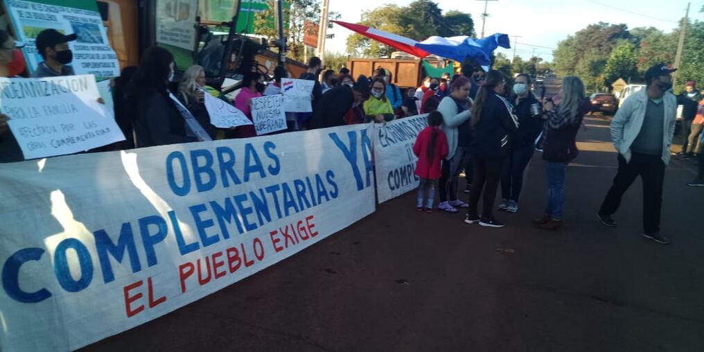 Los manifestantes cierran la avenida Bernardino Caballero como protesta porque no se inician las obras viales complementarias, necesarias para el uso del nuevo paso fronterizo. Foto: Gentileza.
