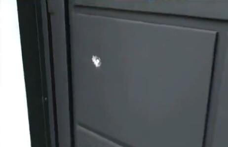 Así quedó el portón de uno de los vecinos de la zonas tras el atentado ocurrido ayer en un supermercado de Asunción. Foto: Captura de pantalla.