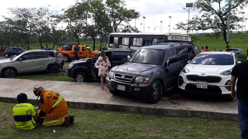 Un minibús ocasionó un choque múltiple en zona de la autopista Silvio Pettirossi en la ciudad de Luque esta tarde. Foto: Gentileza.