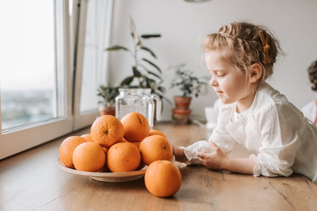 Señalaron que en esta época de calor es importante reforzar la alimentación saludable de los niños, aprovechando la frescura de frutas y verduras, así como la correcta hidratación diaria. Foto: Ilustrativa.