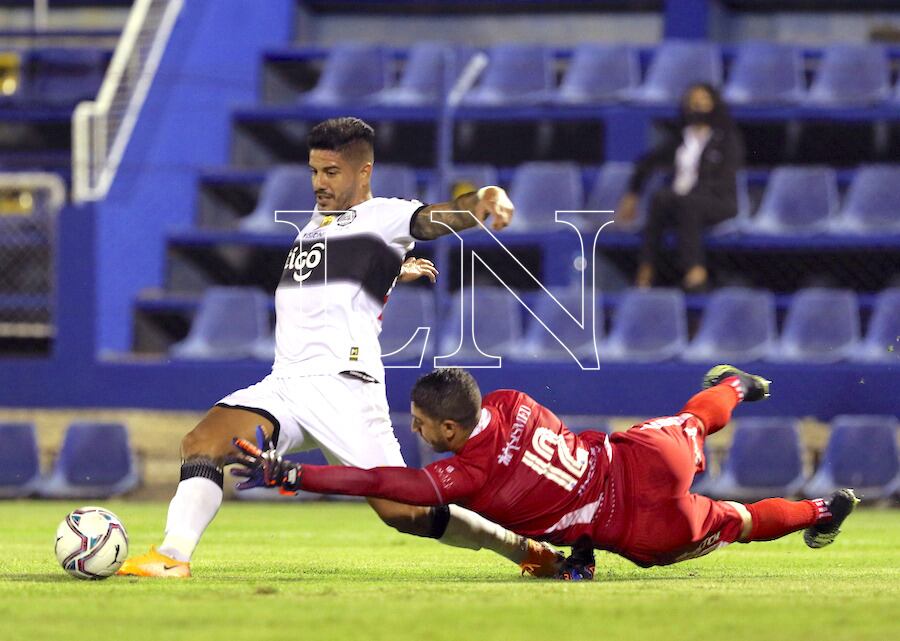 Jorge Recalde elude el golero de Sol, Rubén Escobar, en esta jugada.FOTO:JORGE JARA