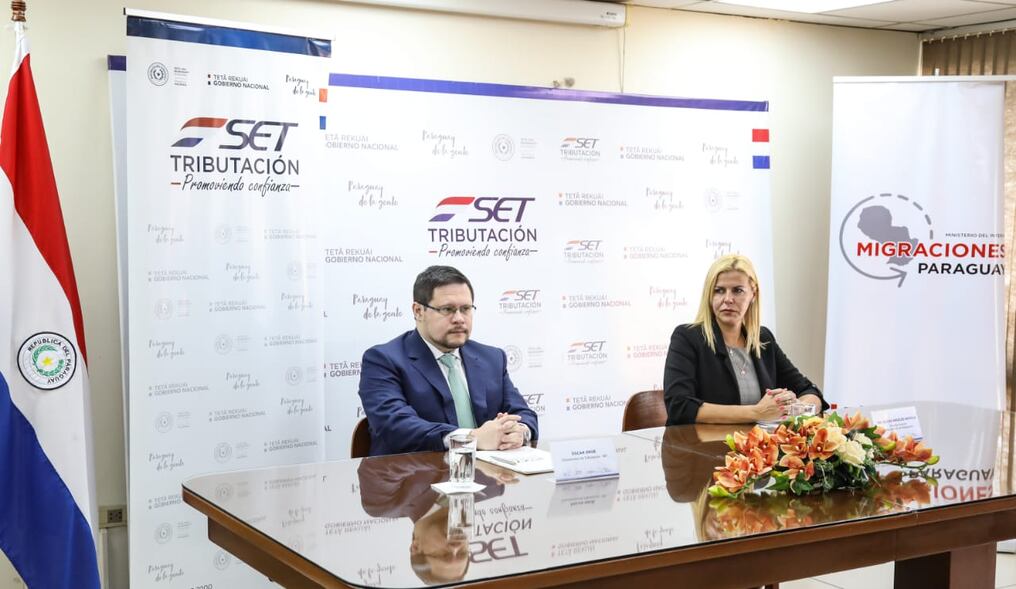La SET y la Dirección General de Migraciones suscribieron hoy un convenio en el marco de cooperación interinstitucional con el objetivo de aplicar políticas y procedimientos que permitan fortalecer acciones de control tributario y migratorio. Foto: Gentileza SET.