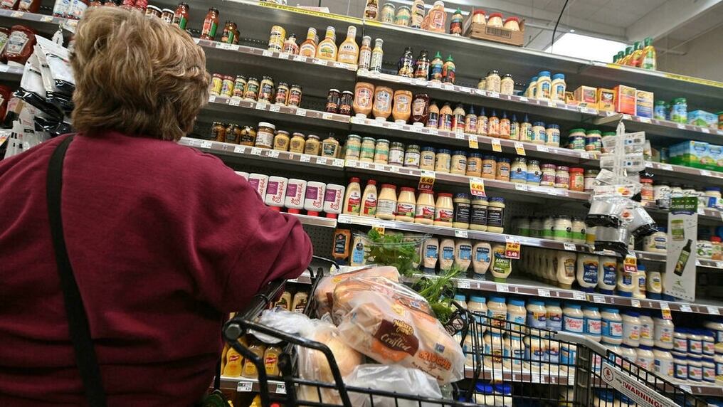 Tras dos años intensos de pandemia, la recuperación económica se vio eclipsada por los efectos de la guerra en Ucrania, la crisis energética, la inflación y fenómenos climáticos que llegaron con su impacto negativo hasta los supermercados. Foto: AFP.