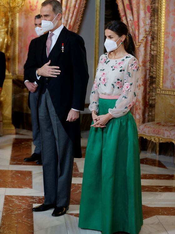 En la tradicional recepción que los reyes de España ofrecieron este lunes al Cuerpo Diplomático, Letizia lució un diseño de Valentino que su suegra, la reina emérita Sofía, estrenó hace 44 años. Foto: Internet.