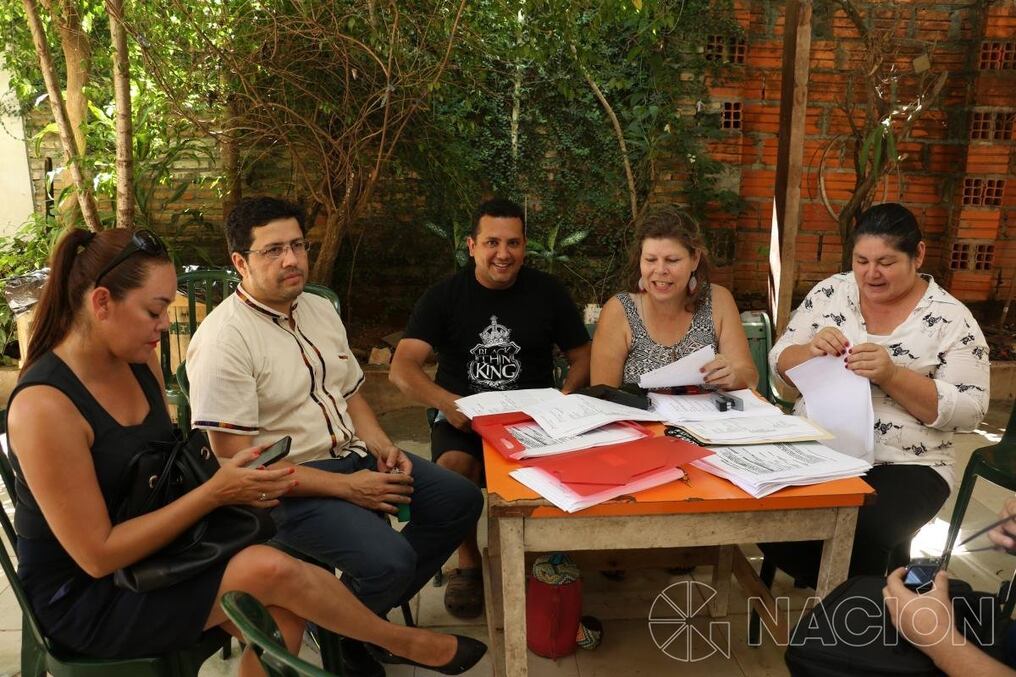 La administradora Teresita Insaurralde y el director Favio Chávez, junto a los padres Juan Rojas Cantero, Elizabeth Caballero y Carmen Cabrera. Foto: Nestor Soto
