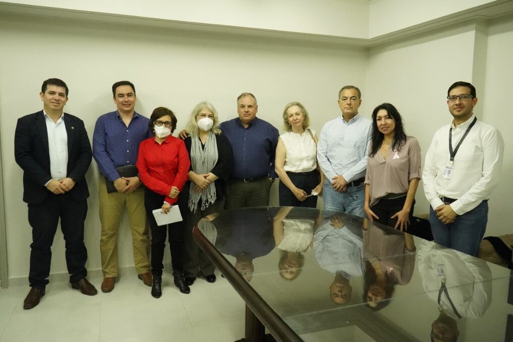 Asegurados que representan a los pacientes con tratamiento por cáncer lograron entablar comunicación con autoridades de la previsional. Foto: Gentileza.