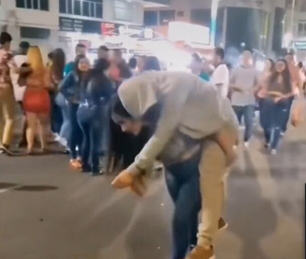 Mujer cargó a su novio en la espalda y la calificaron de "heroína". Foto: TikTok.