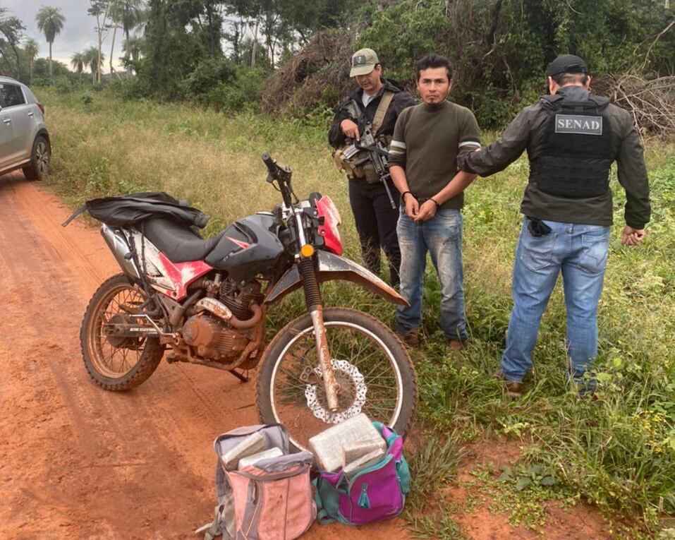 Agentes de la Senad detuvieron este lunes a un hombre que cumplía la función de “narco delivery” en la zona de Horqueta. Foto: Gentileza.