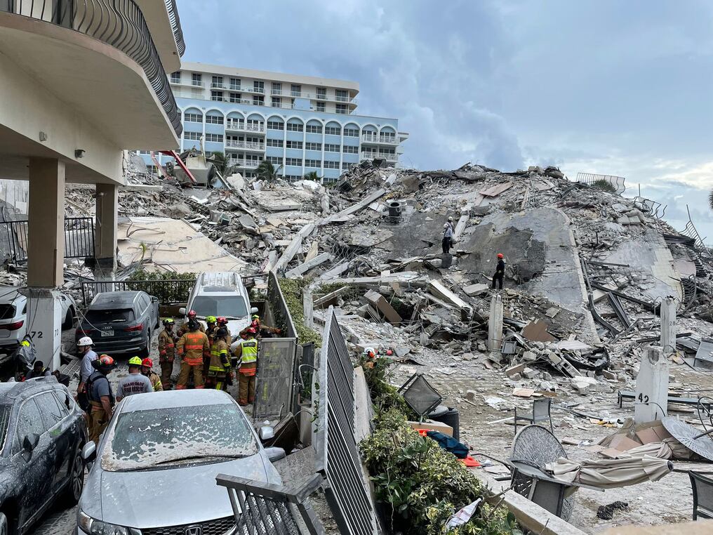 Las autoridades estadounidenses continuaban este sábado la hasta ahora infructuosa búsqueda de los 159 desaparecidos que dejó el derrumbe parcial de un edificio en Florida, el cual tenía “daños estructurales importantes”, según un informe del 2018. Foto: AFP