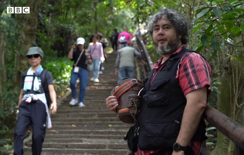 Tereré en mano en el Monte Elefante de Taipéi, Pablo Orué de la Asociación de Estudiantes Paraguayos en Taiwán. Foto: Captura de video.