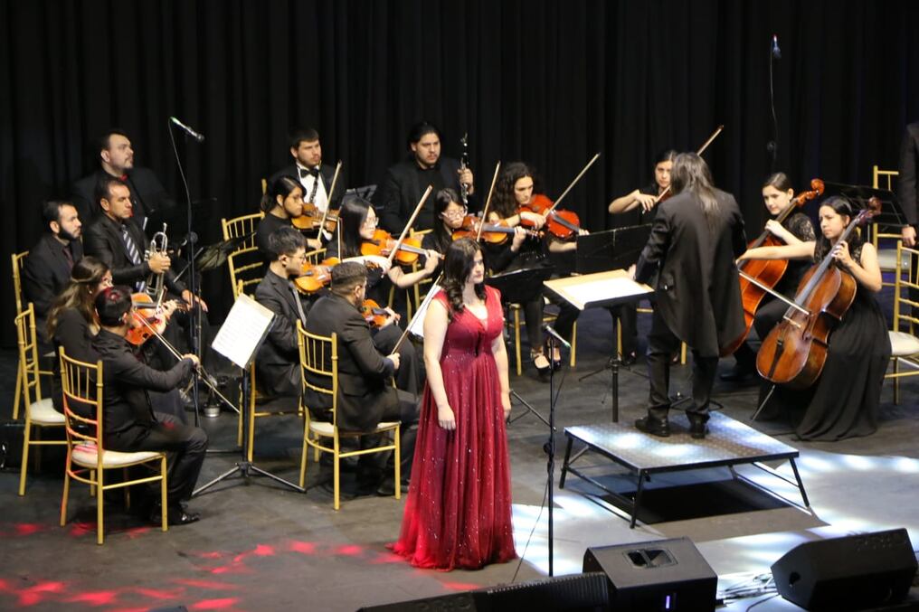 La Orquesta Filarmónica Alto Paraná, bajo la dirección del maestro Juan Ramón Vera, en la inauguración del Centro Cultural Mangoré. Varios artistas reconocieron la importancia de contar con un espacio adecuado para hacer conocer su arte. Foto: Gustavo Galeano.